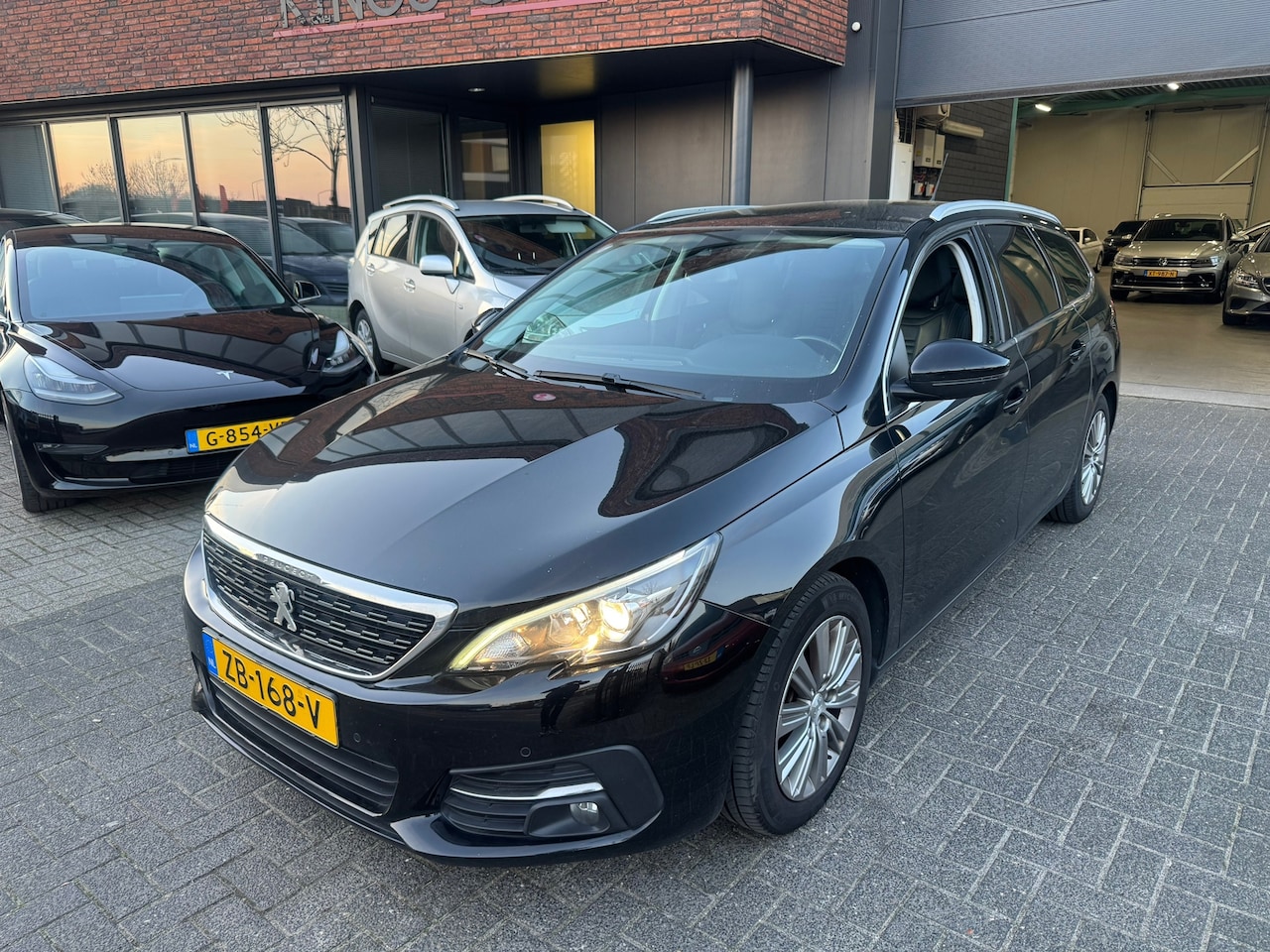 Peugeot 308 SW - 1.2 PureTech AUTOMAAT LEDER CAMERA PANO CRUISE ORIG NL NAP - AutoWereld.nl