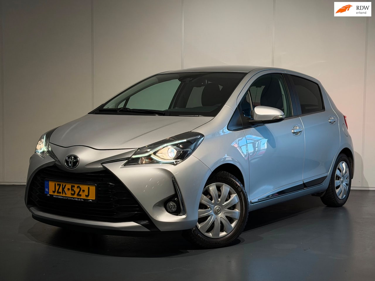 Toyota Yaris - 1.5 VVT-i Aspiration /Clima/Cruise/Camera/Keyless/CarPlay/LED/Lane/Bots - AutoWereld.nl