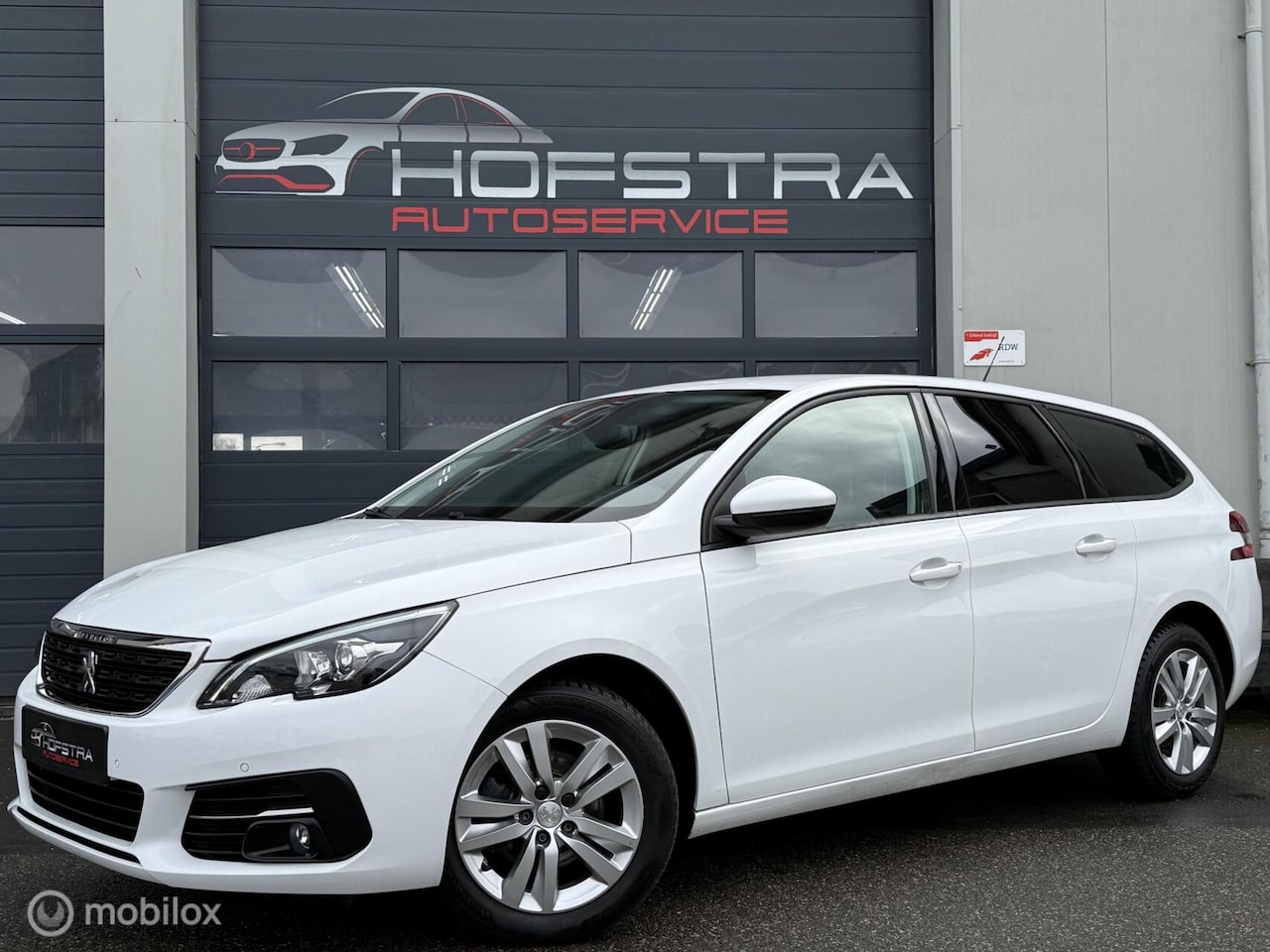 Peugeot 308 SW - 1.2 PureTech Blue Lease Active CarPlay DAB - AutoWereld.nl