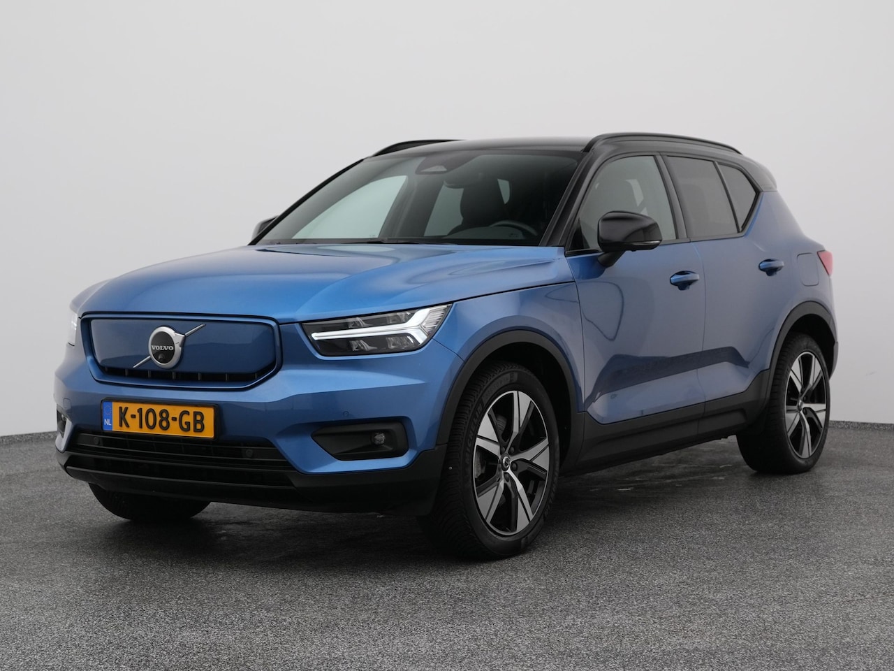 Volvo XC40 - Recharge P8 AWD R-Design | 360° | ADAPTIVE | KEYLESS | STOEL- EN STUURVERW. | TREKHAAK - AutoWereld.nl
