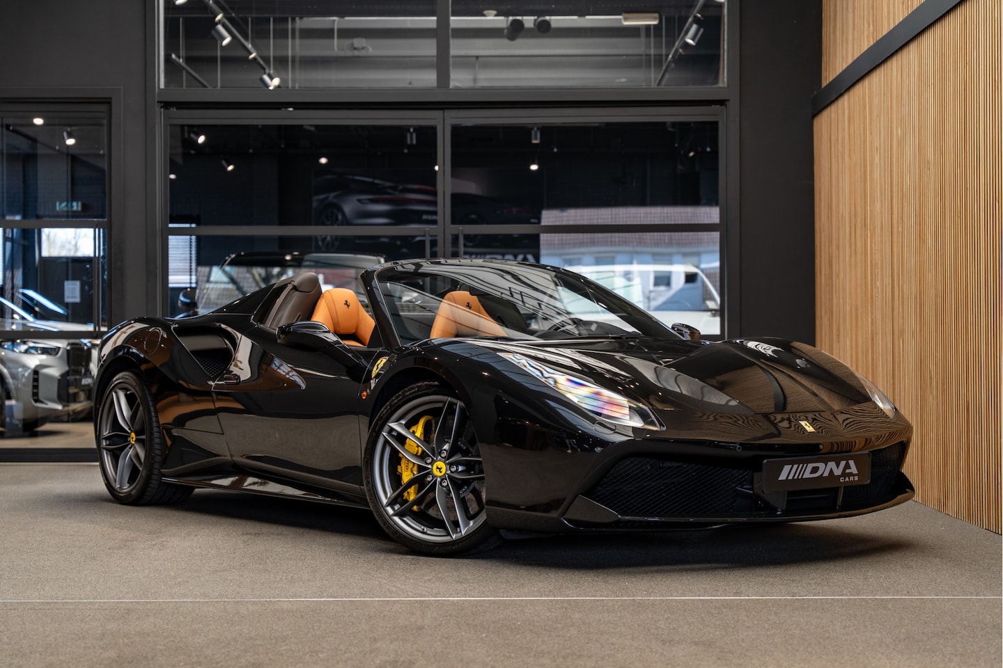 Ferrari 488 - Spider HELE Carbon 3.9 Surround Passenger Display Cuoio Leder - AutoWereld.nl
