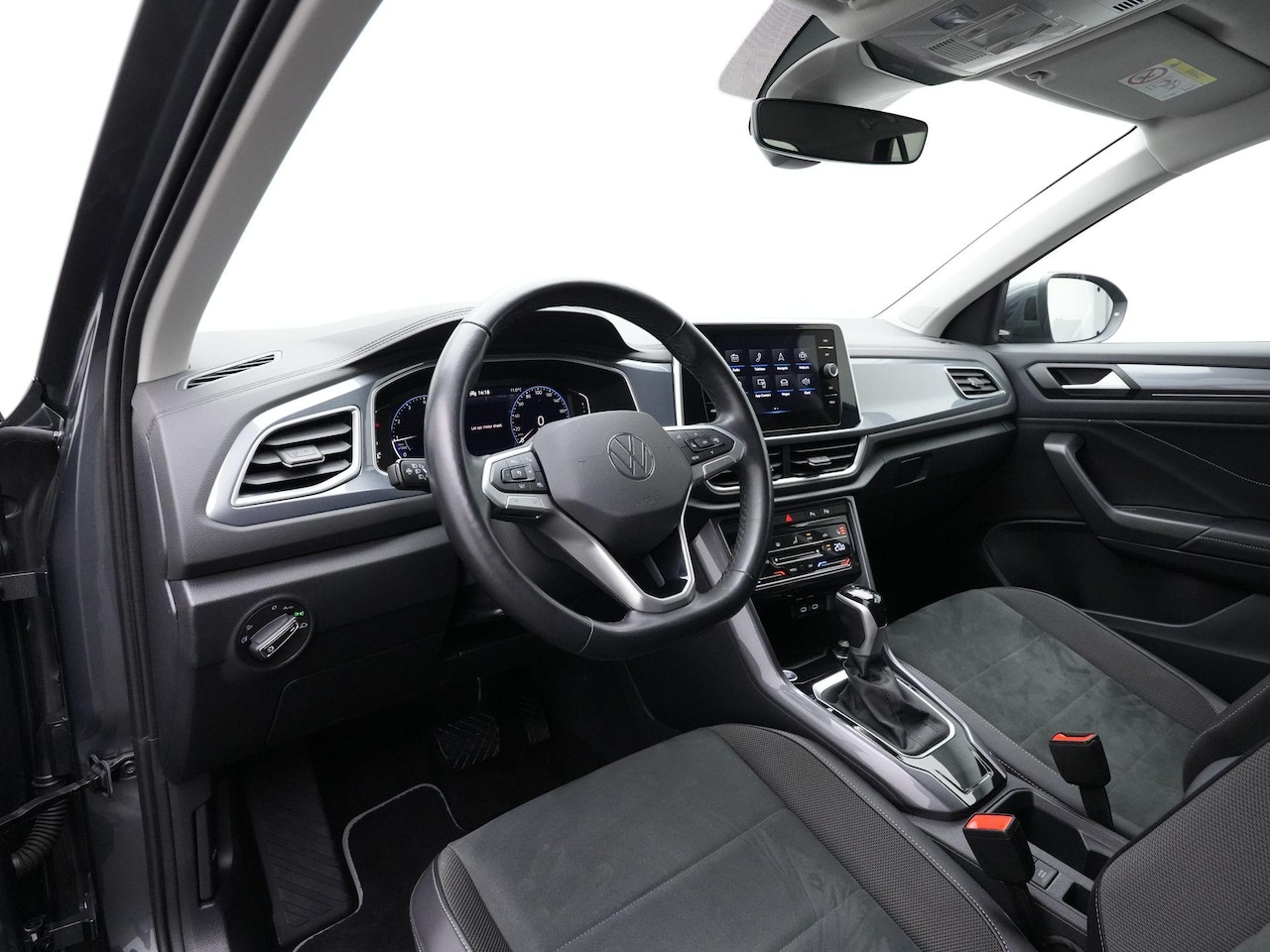 Volkswagen T-Roc - 1.5 TSI 150 pk DSG Style | Trekhaak | IQ Light | Achteruitrijcamera | Adaptive Cruise | St - AutoWereld.nl