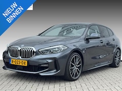 BMW 1-serie - 118i High Executive M-PAKKET | NAVI | PDC | STOELVERWARMING | DEALDER ONDERH |
