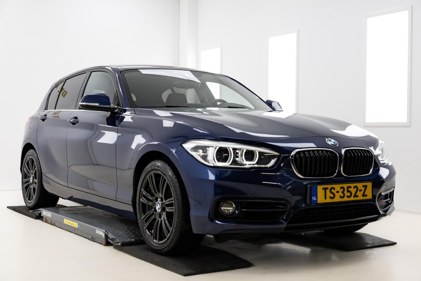 BMW 1-serie - 118i High Executive 118i High Executive, Sport Line, Uniek! LCI, Navi, Keyless, Leer, Automaat! - AutoWereld.nl