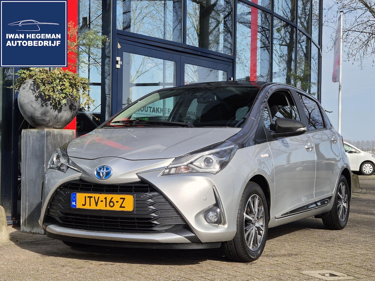 Toyota Yaris - 1.5 Hybrid | Navigatie | Lederen bekleding | Schuif/kanteldak | Climate Control | Licht me - AutoWereld.nl
