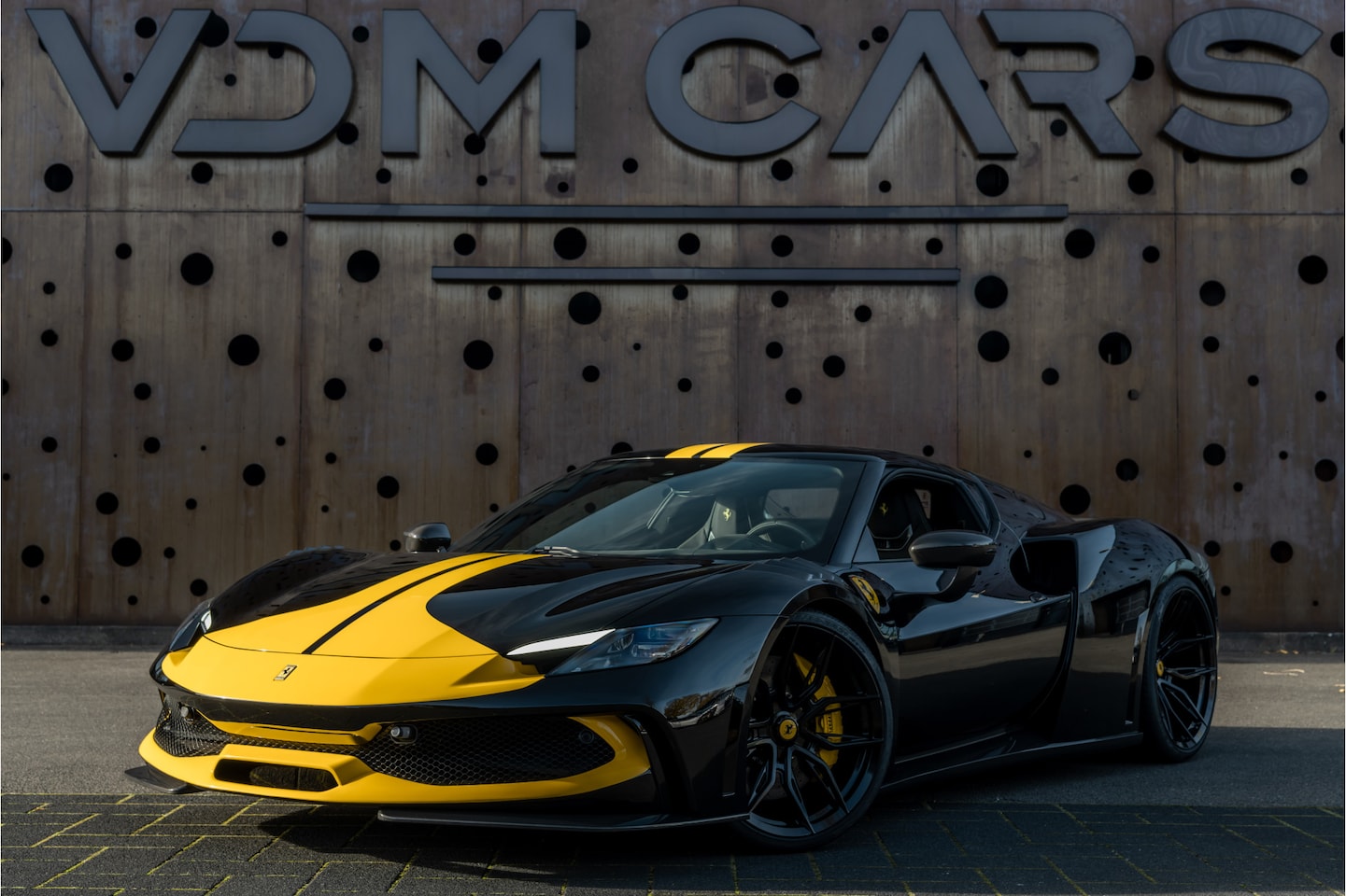 Ferrari 296 GTB - 3.0 V6 N-LARGO | Assetto Fiorano | 1 OF 15 | Full Carbon | Painted Shields | CarPlay | Ele - AutoWereld.nl