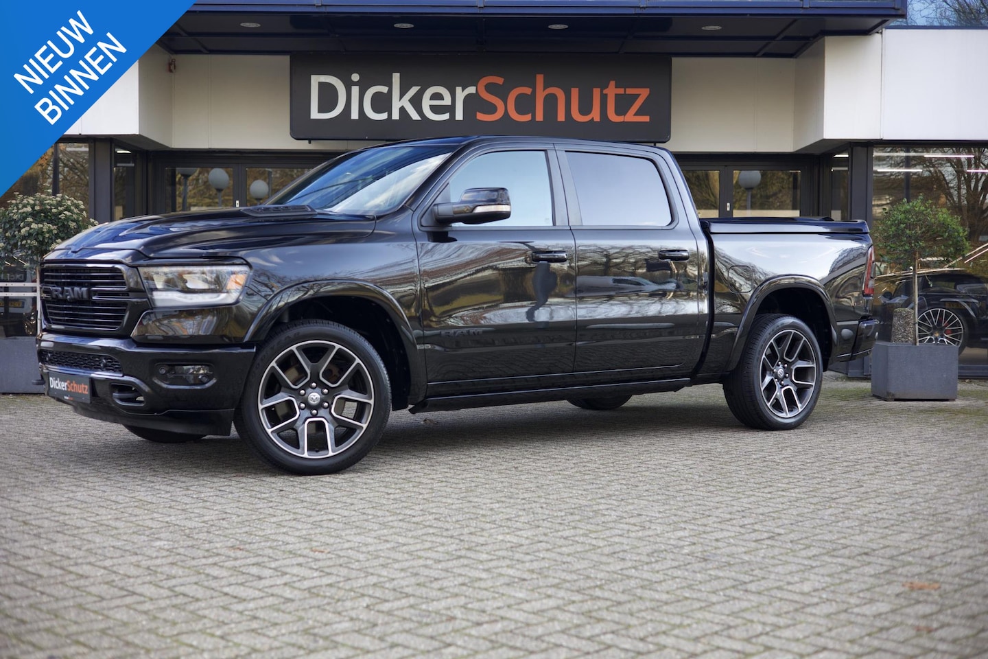 Dodge Ram 1500 - 5.7 V8 4x4 Crew Cab Laramie Luchtvering | Pano | SideSteps | LPG - AutoWereld.nl