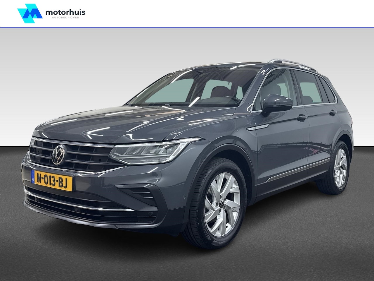 Volkswagen Tiguan - 1.5 TSI 150PK LIFE BUSINESS LEDER NAVI TREKHAAK WINTERPACK NAP SUV | Handgeschakeld | Tita - AutoWereld.nl