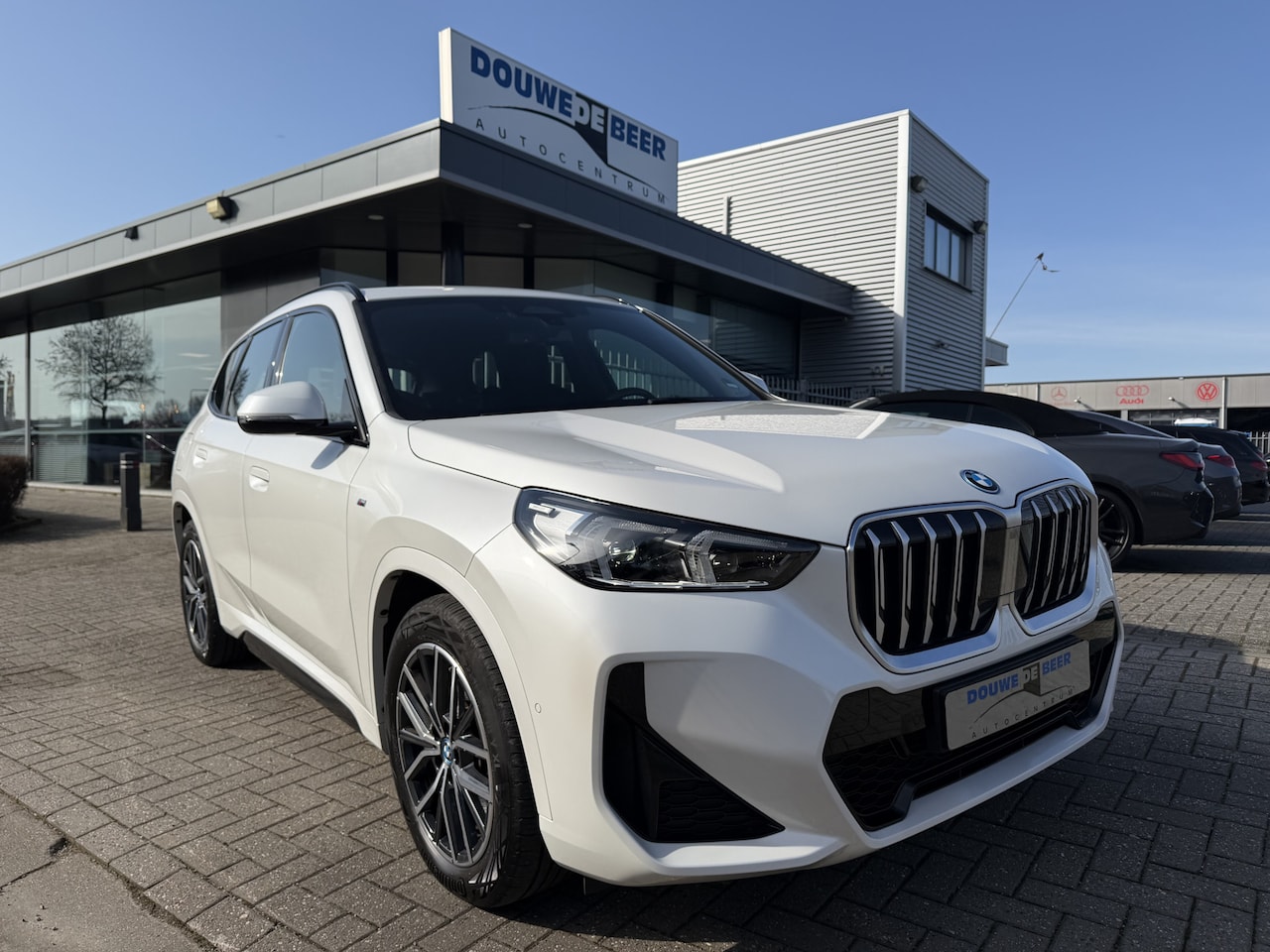 BMW X1 - xDrive25e M sport camera, Navigatie, privacy glas, etc - AutoWereld.nl