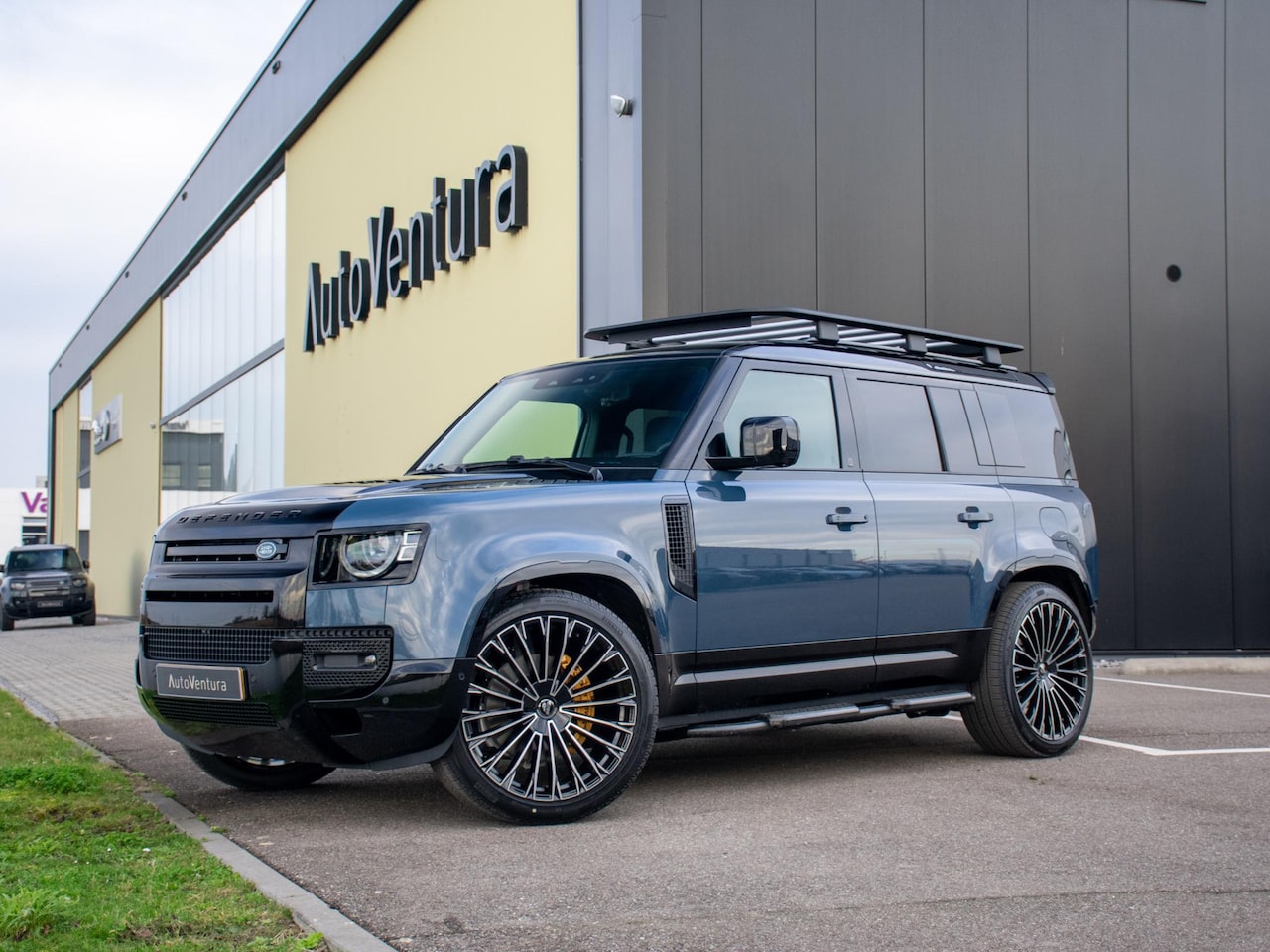 Land Rover Defender 110 - 2.0 P300e 110 X-Dynamic l 6 Persoons l Treeplanken l Schuif- /kantel Pano l Adapt. Cruise - AutoWereld.nl