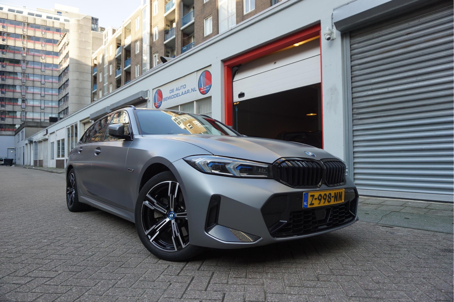 BMW 3-serie Touring - 330e M-SPORT | Facelift 2023/2024 | FROZEN GREY | Head Up | Adaptive + Lane | Harman Kardo - AutoWereld.nl
