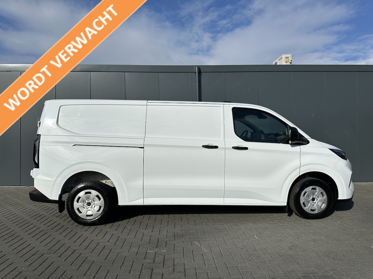 Ford Transit Custom - 2.0 TDCI 136 PK TREND / L2H1 / 41.870 KM !! / 2.800 KG AHG / CAMERA / CRUISE / 3 ZITS / AI - AutoWereld.nl