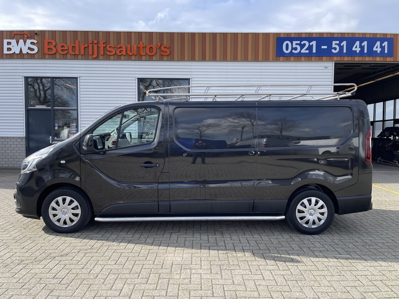 Renault Trafic - 2.0 dCi 120pk T29 L2H1 Work Edition / ingerichte laadruimte ! / euro 6 / bpm vrij / vaste - AutoWereld.nl