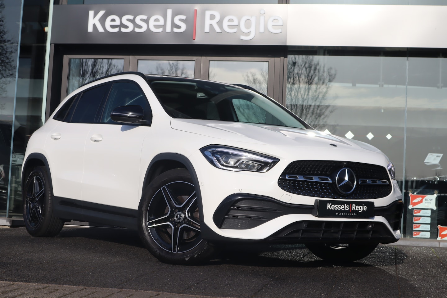 Mercedes-Benz GLA-Klasse - 200 AMG Night Pano Ambient HuD El.Haak CarPlay 19” Sensoren Stoelverwarming - AutoWereld.nl