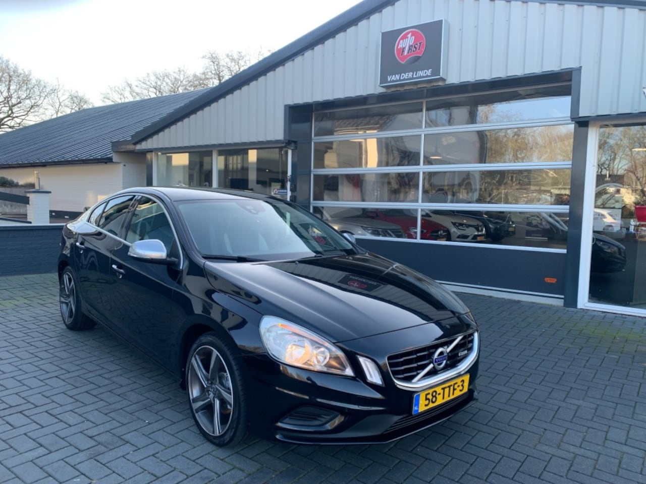 Volvo S60 - 1.6 T3 R-Design Trekhaak, Airco, Leren bekleding, inclusief jaar apk en afleverbeurt. - AutoWereld.nl