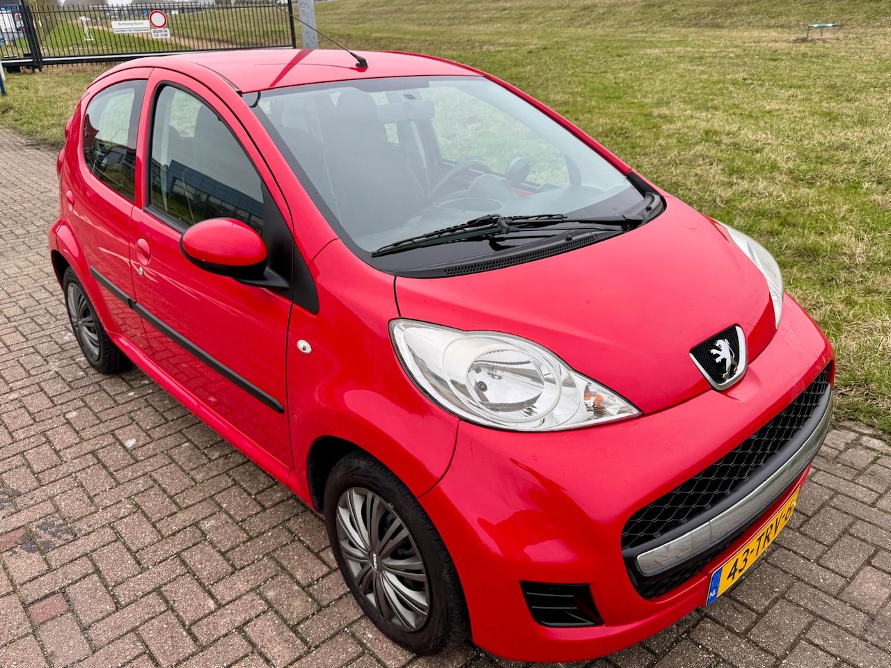 Peugeot 107 - 1.0 12V / Xs / Cv / Elektr ramen / 5-deurs / NL auto / INRUILKOOPJE! - AutoWereld.nl