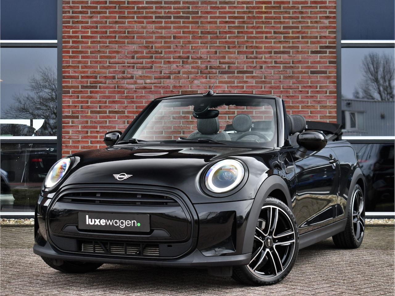 MINI Cabrio - Cooper Mini 1.5 136pk aut Camera 18inch LED Windscherm - AutoWereld.nl
