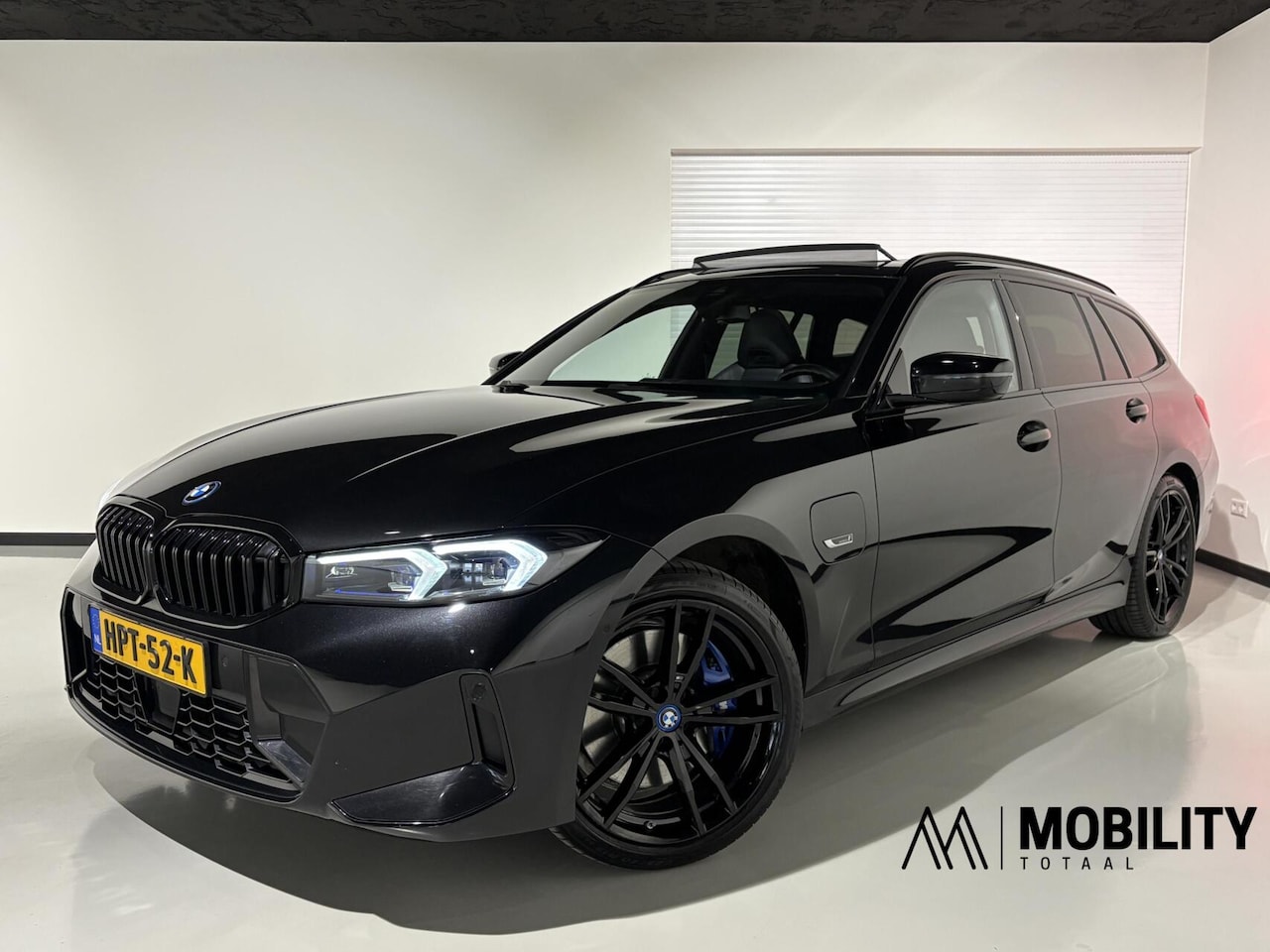 BMW 3-serie Touring - 330e |Facelift |M Stoelen|Panodak|M sport|Shadowline|Head-up|High Executive|LED|Camera| - AutoWereld.nl