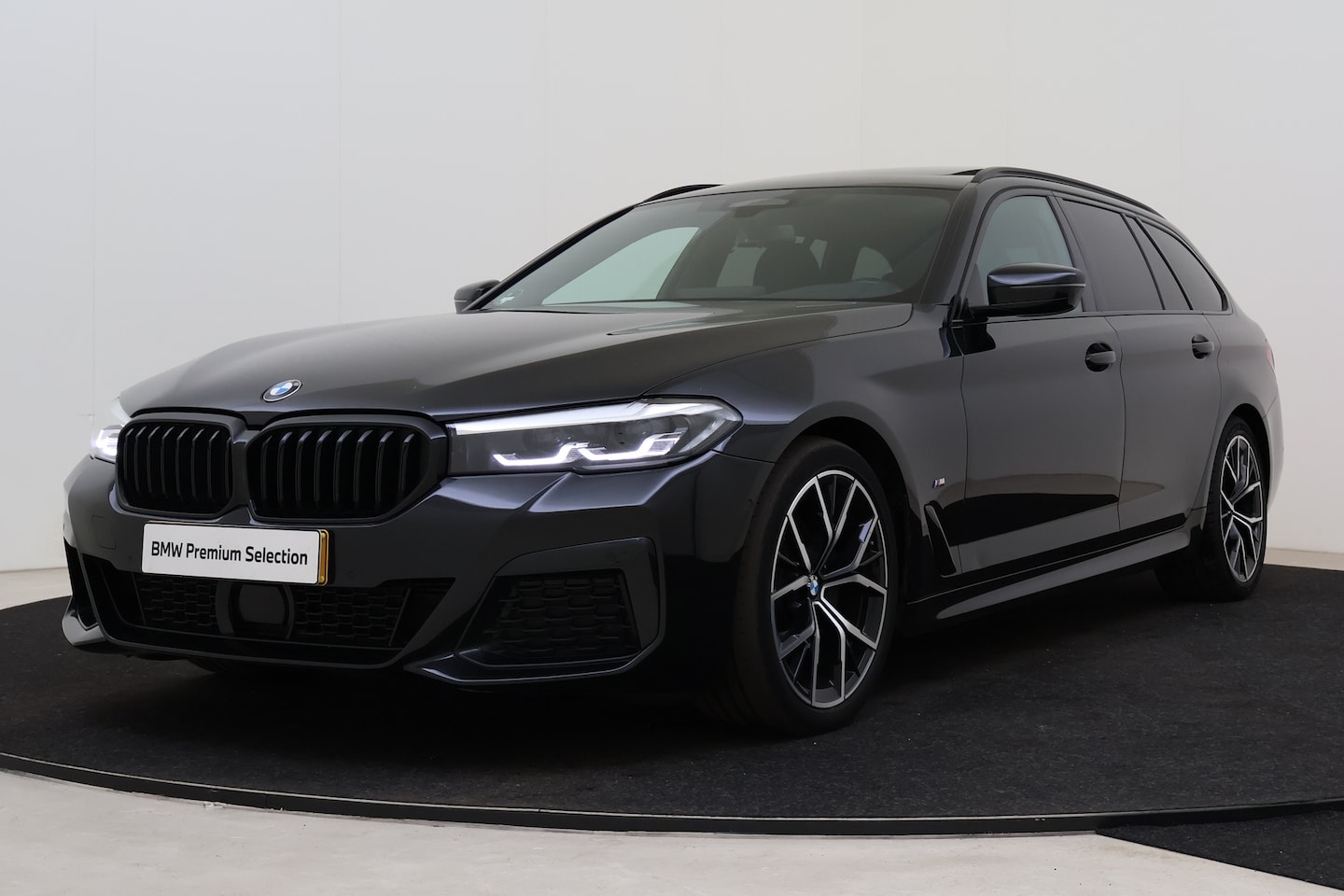 BMW 5-serie Touring - 520d High Executive M Sport Automaat / Panoramadak / Sportstoelen / Achteruitrijcamera / S - AutoWereld.nl