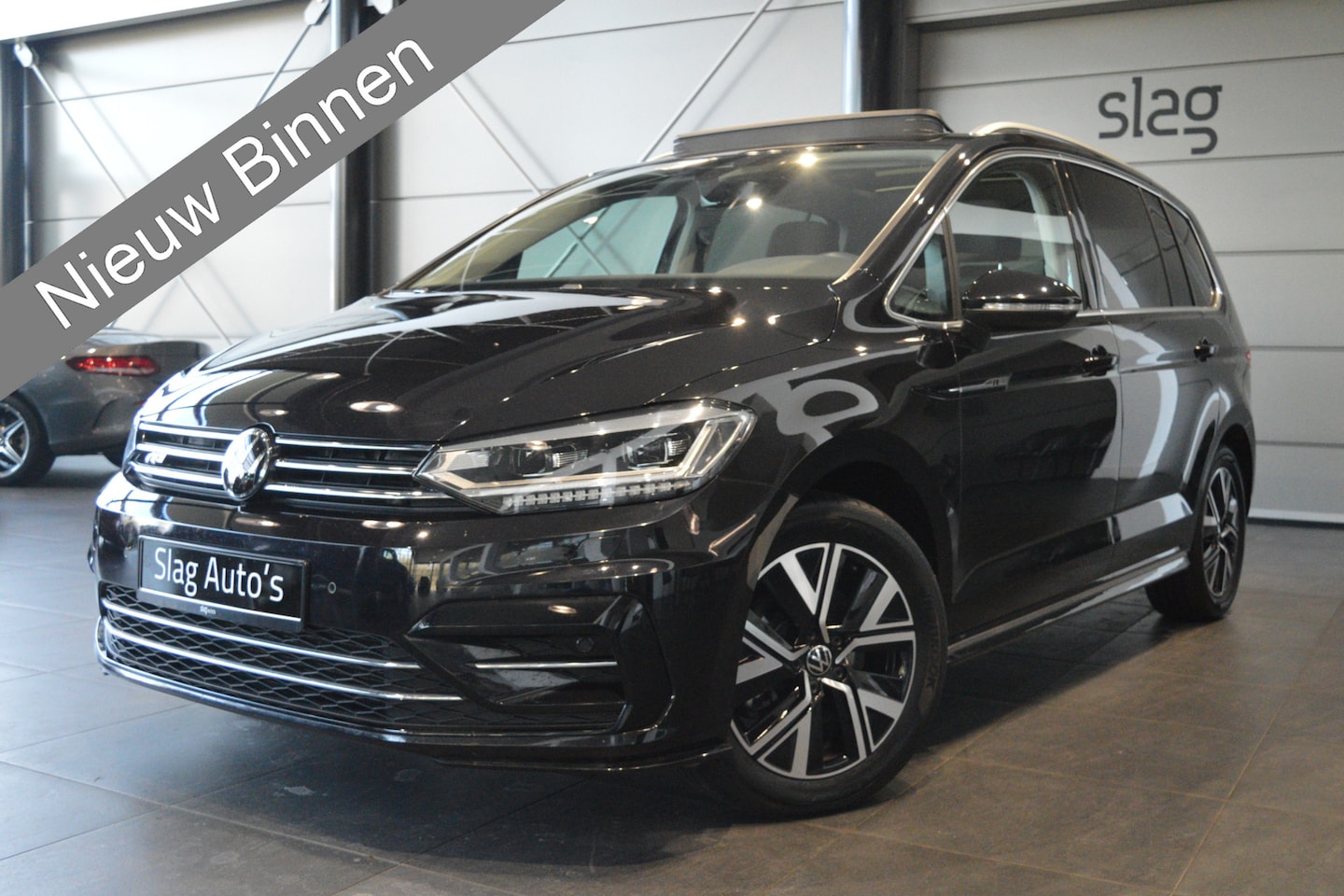 Volkswagen Touran - 1.5 TSI R-LINE 7p navi camera pano trekhaak 18 inch !! - AutoWereld.nl