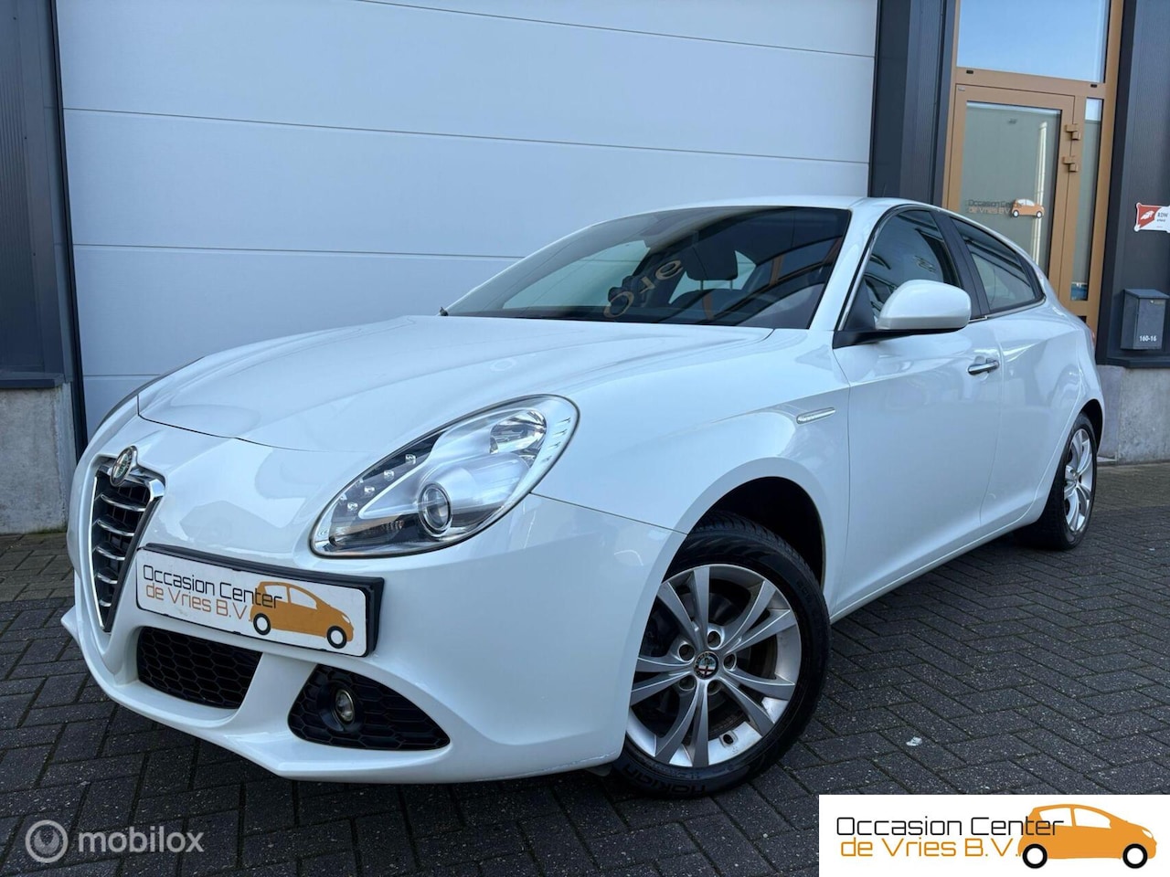 Alfa Romeo Giulietta - 1.4 AircoVelgenNaviLederParksensorLED - AutoWereld.nl