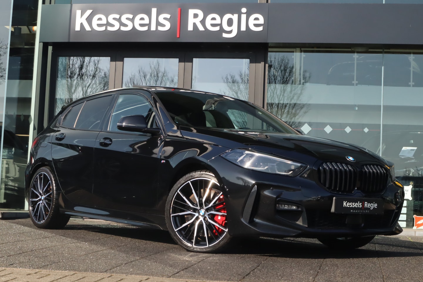 BMW 1-serie - 118i M-sport Pano M-Seats 19” HiFi Keyless Camera Stuurverwarming - AutoWereld.nl