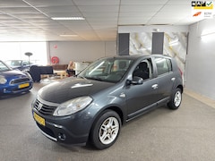 Dacia Sandero - 1.6 Lauréate Apk Nieuw, Airco, E-Ramen, N.A.P, Lm velgen, Trekhaak, 5Deurs, 2 sleutels, To