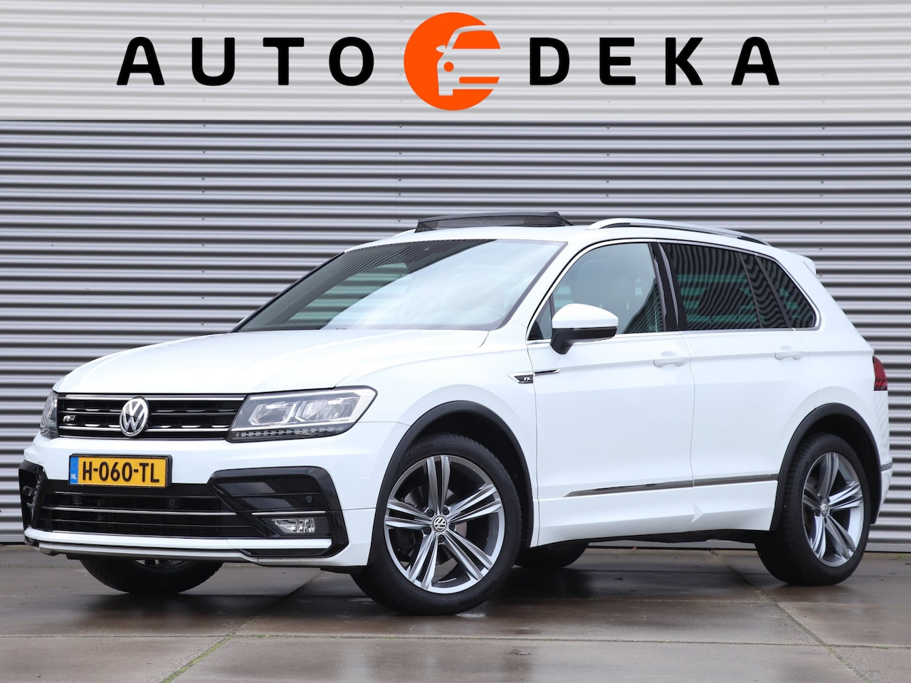 Volkswagen Tiguan - 1.5 TSI ACT R-Line Automaat *Panodak*Trekhaak*ACC* - AutoWereld.nl