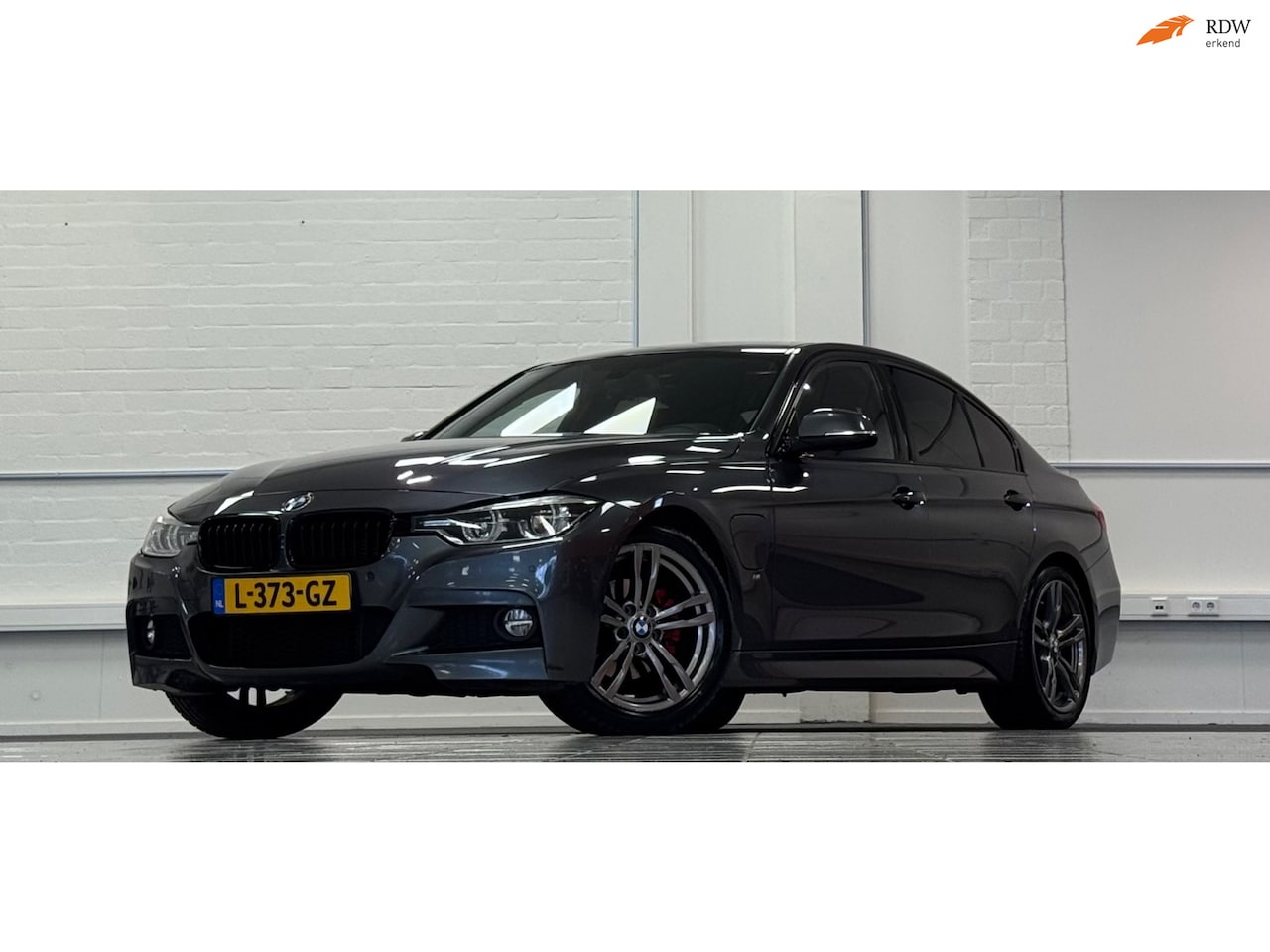 BMW 3-serie - 330e High Executive SOH 85% M Sport Pakket Premium audio - AutoWereld.nl