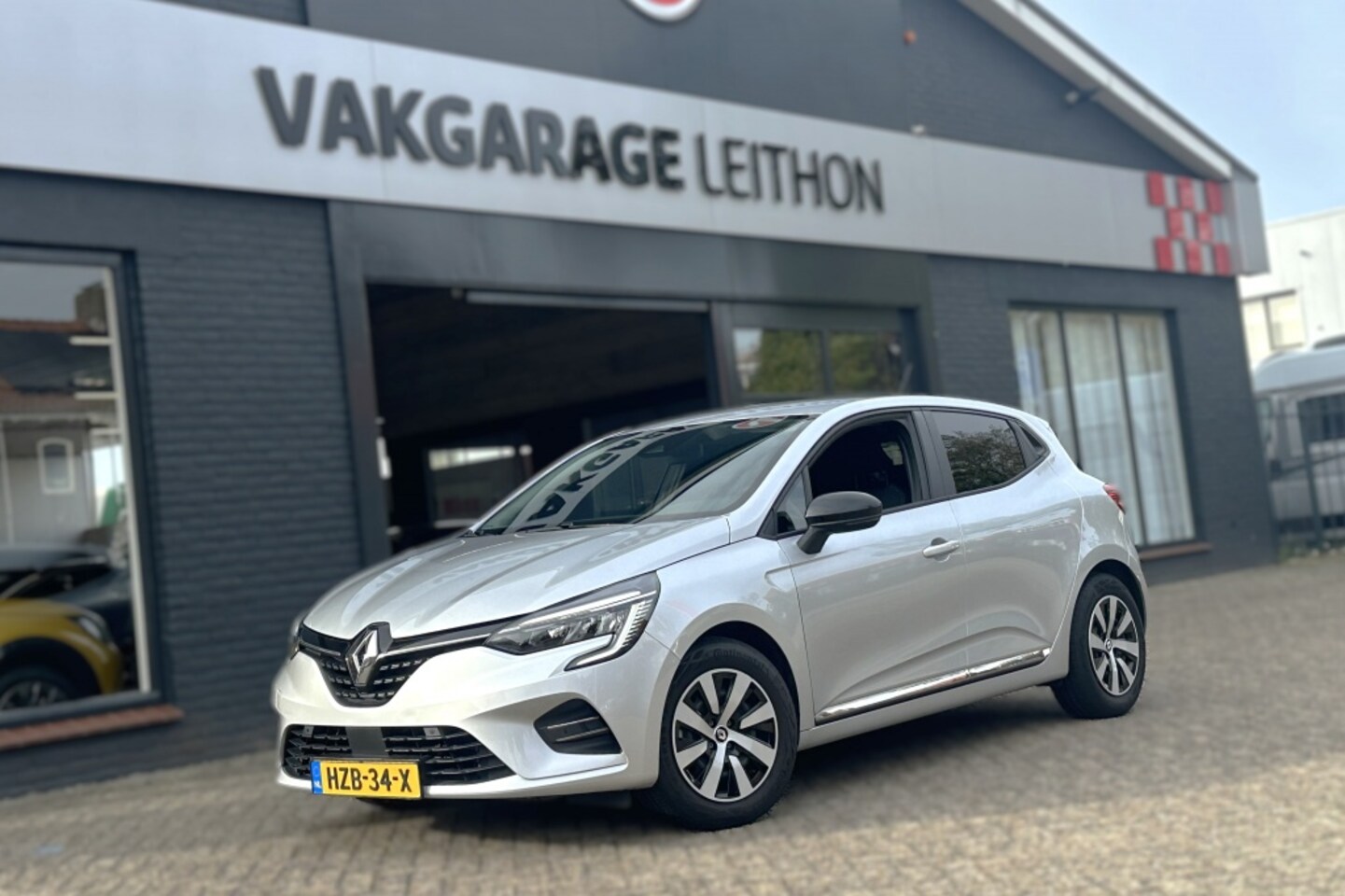 RENAULT CLIO (E-TECH HYBRID)