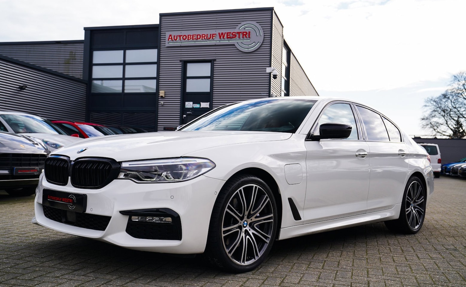 BMW 5-serie - 530e iPerformance High Executive | M-pakket | Massage | Stoelverwarming/verkoeling | Head - AutoWereld.nl