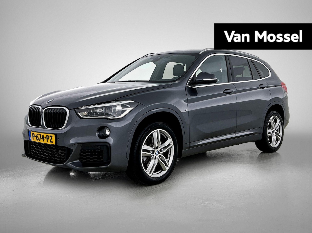 BMW X1 - sDrive20i High Executive | Automaat | LMV | Trekhaak | Leder | Parkeer sensoren | Camera | - AutoWereld.nl