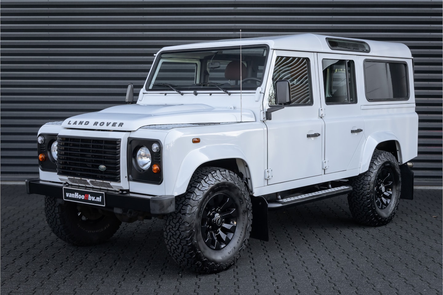 Land Rover Defender 110 - 2.2 D Station Wagon Commercial -Marge- - AutoWereld.nl