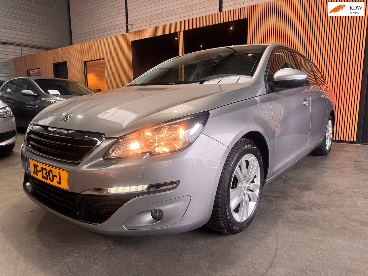 Peugeot 308 SW - 1.2 PureTech Blue Lease Executive Camera|Airco|Cruise|NAP - AutoWereld.nl