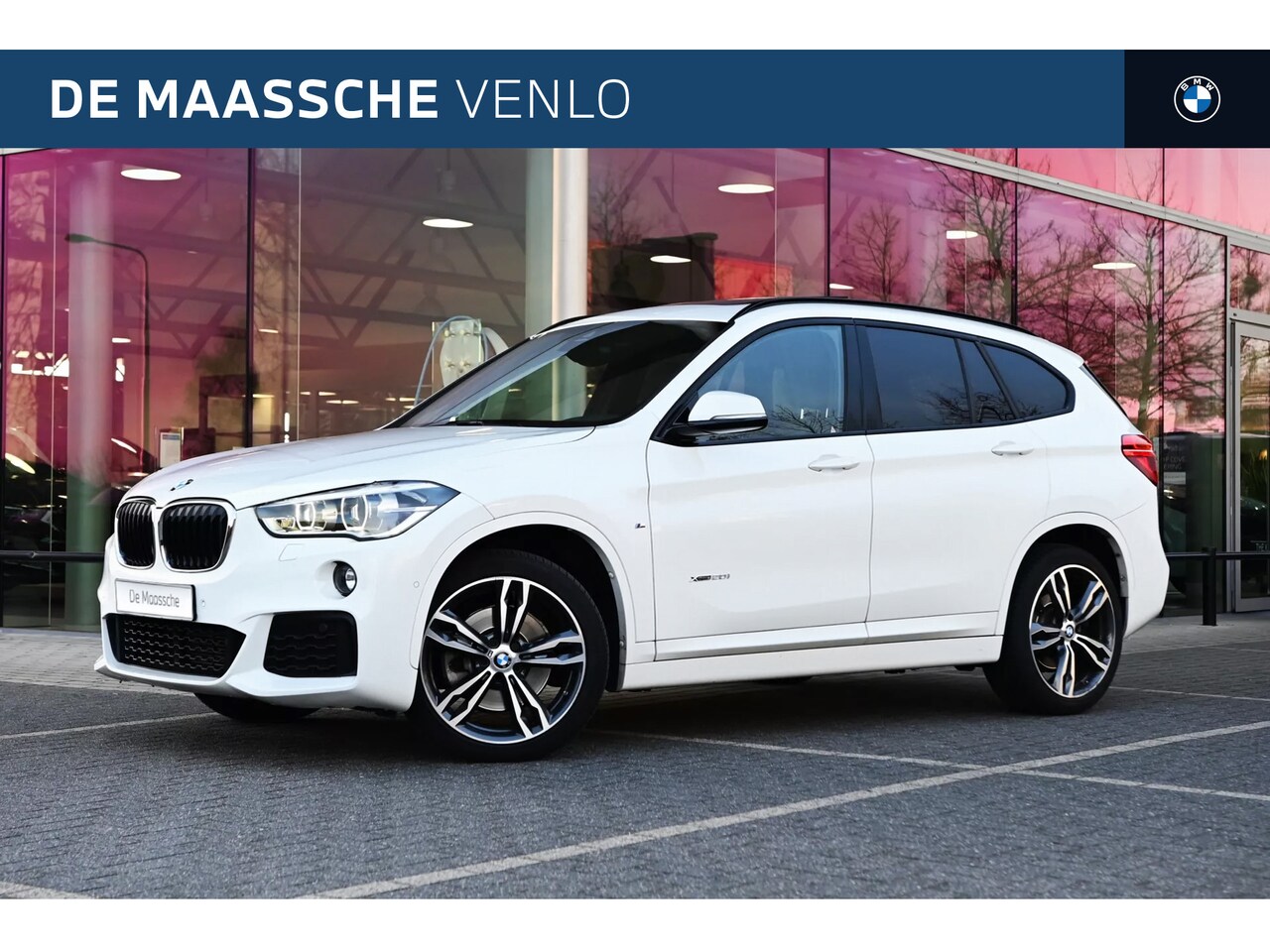 BMW X1 - xDrive20i M Sport Automaat / Trekhaak / Panoramadak / Sportstoelen / Achteruitrijcamera / - AutoWereld.nl