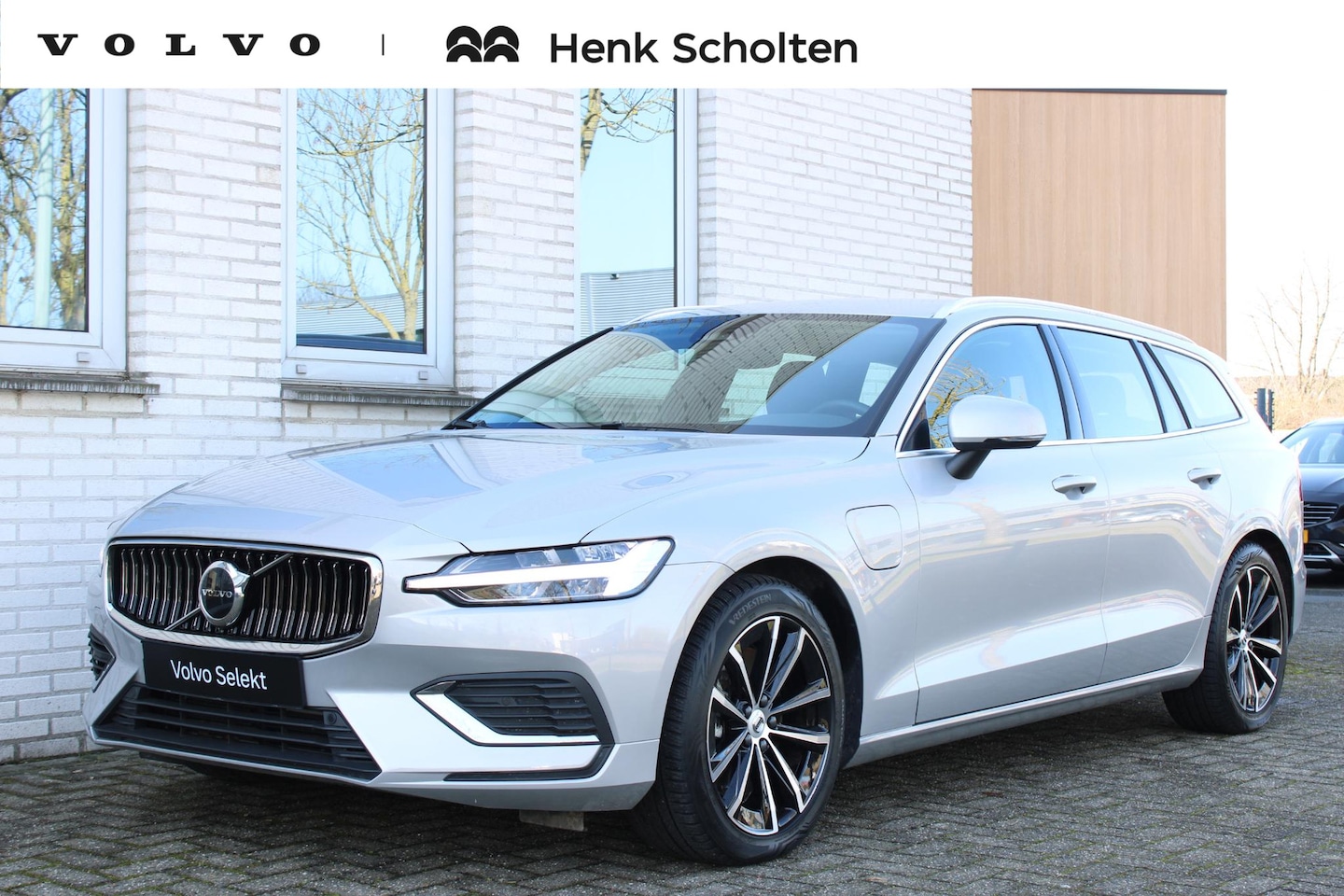 Volvo V60 - T6 Plug-in hybrid AWD Essential Bright | Lederen bekleding | Electrische wegklapbare trekh - AutoWereld.nl