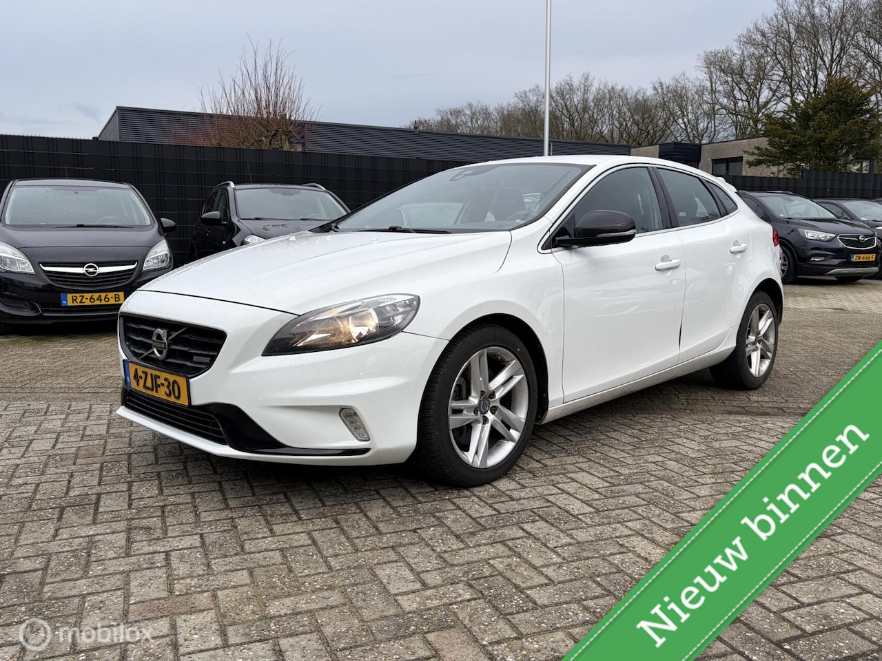 Volvo V40 - 2.0 D4 R-Design NAVI / CLIMA / CRUISE / TR.HAAK / - AutoWereld.nl