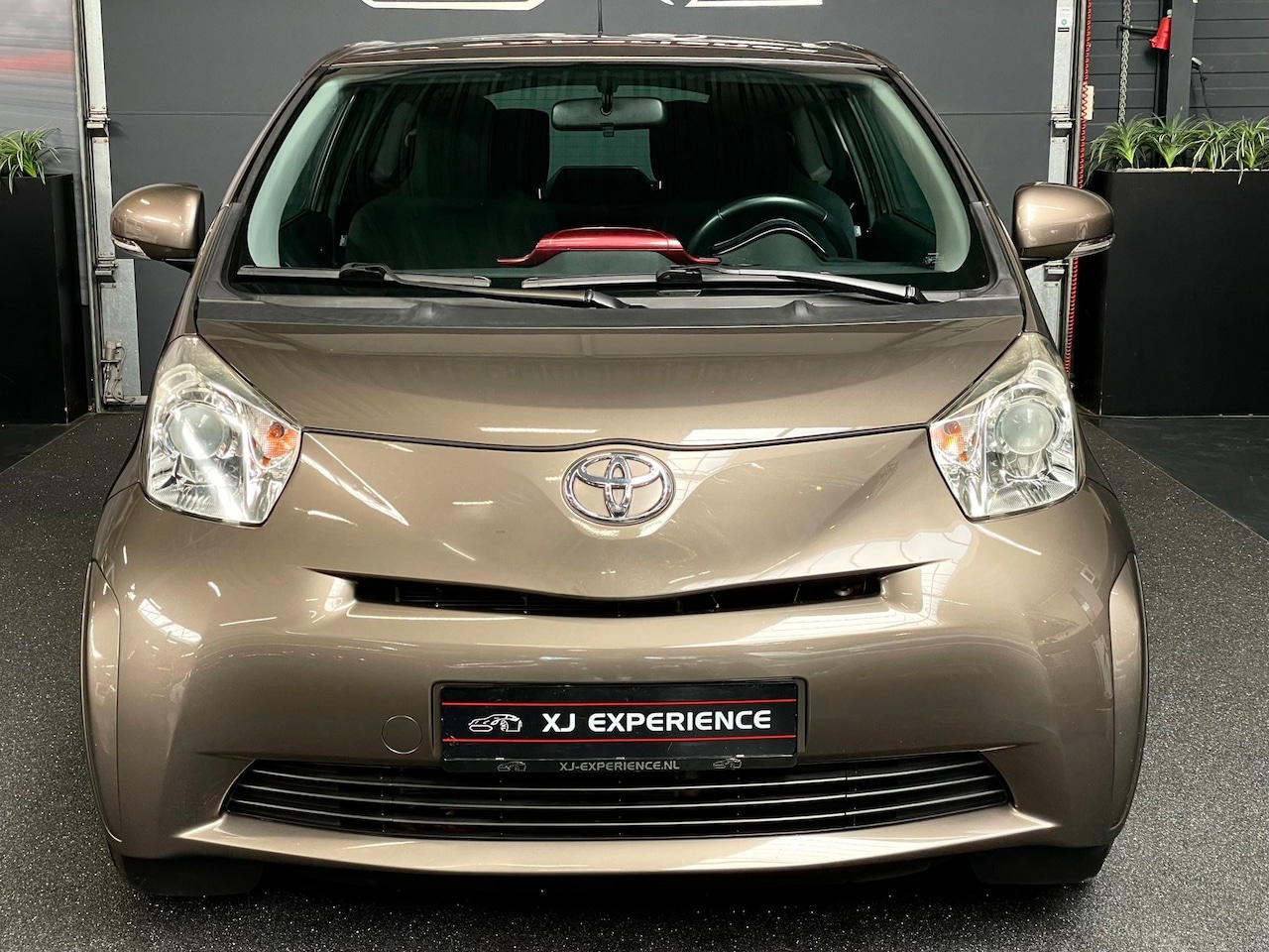 Toyota iQ - 1.0 VVTi Comfort AUTOMAAT AIRCO ECC LMV 70 PK - AutoWereld.nl