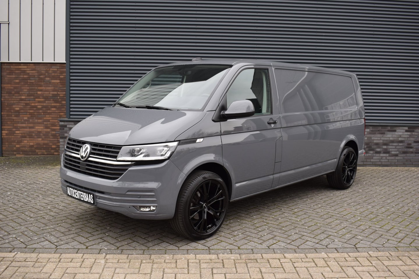 Volkswagen Transporter - 2.0 TDI L2H1 150PK DSG 3-ZITS SCHUIFDEUR / BETIMMERING / 20INCH / CARPLAY / LED / COMPLETE - AutoWereld.nl