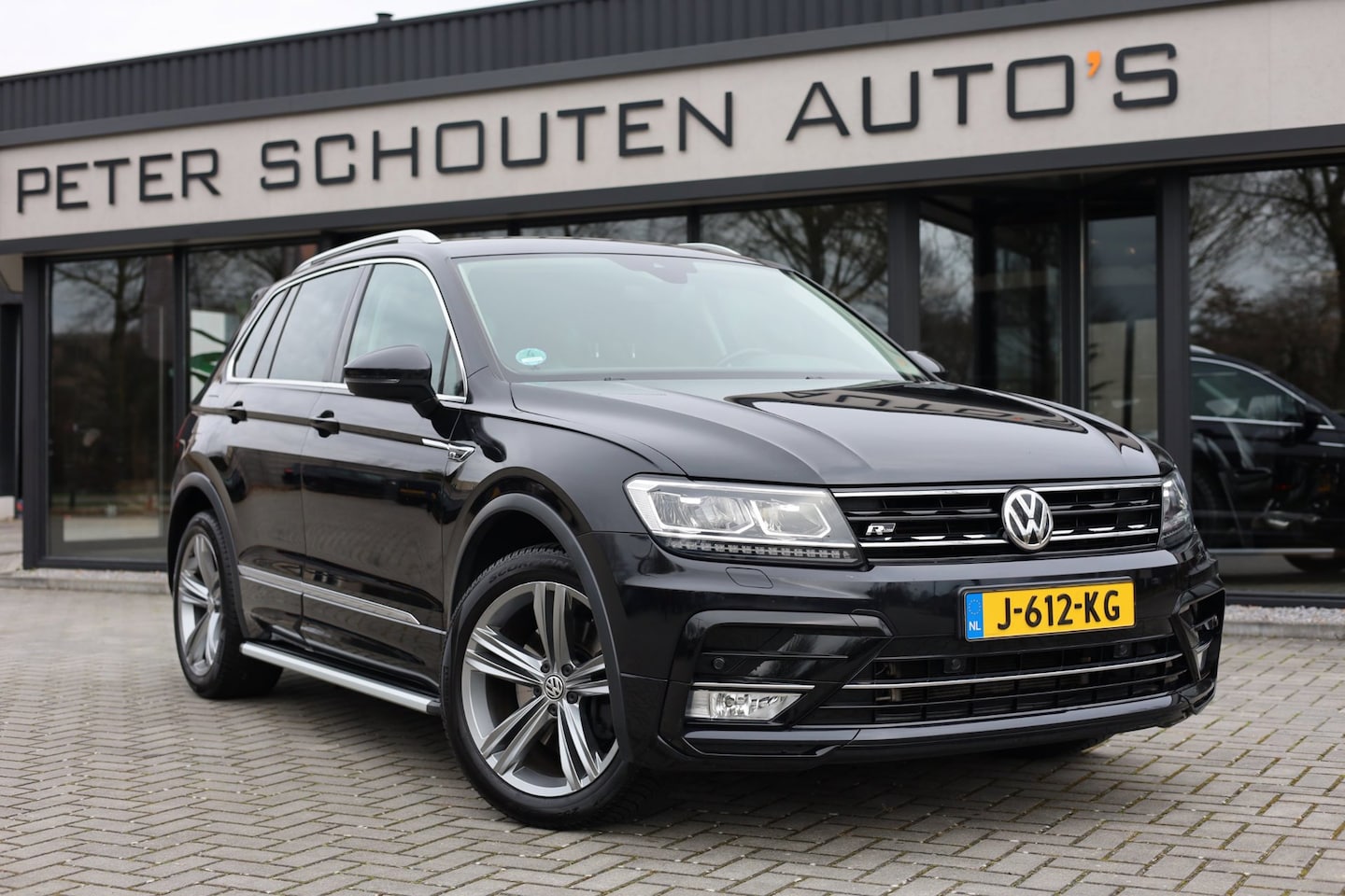 Volkswagen Tiguan - 2.0 TSI 4Motion Highline Aut. R-Line | Leder | Navi | Trekhaak | 19"LMV - AutoWereld.nl