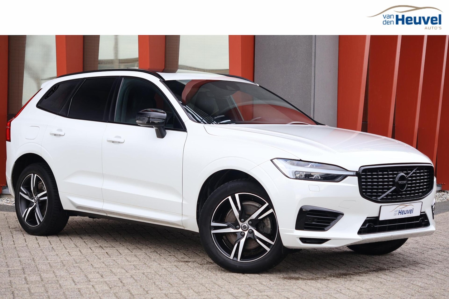 Volvo XC60 - T6 Recharge AWD R-Design | Stoelverwarming | Trekhaak | Panoramadak | Parkeercamera | BLIS - AutoWereld.nl
