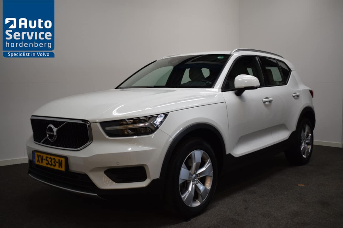 Volvo XC40 - 2.0 T4 190pk AUT8 Momentum Trekhaak 1800kg/ Leer/ Stoelverw./ Camera/ Adapt. Cruise - AutoWereld.nl