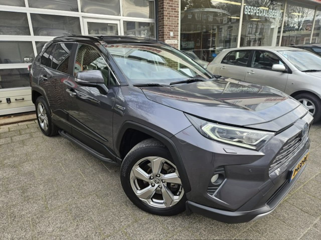 Toyota RAV4 - 2.5 Hybrid AWD Executive Premium pack/Panorama dak/Bi-tone Trekhaak - AutoWereld.nl