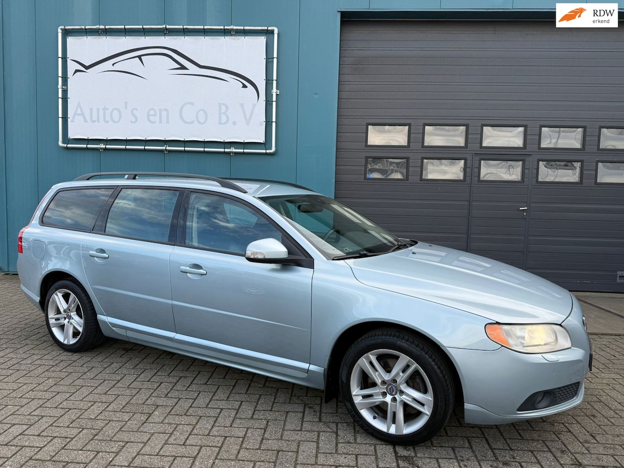 Volvo V70 - 2.5T Momentum Clima Cruise Leder 17" Elec achterklep Stoelverw voor+achter Xenon Nap Incl - AutoWereld.nl