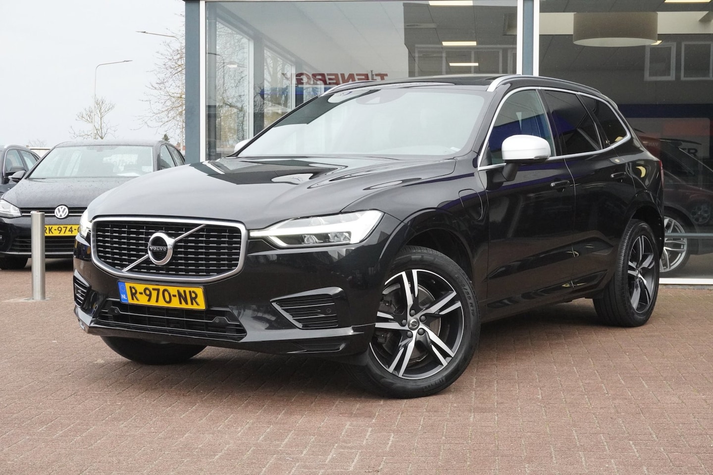 Volvo XC60 - 2.0 T8 Twin Engine AWD R-Design Automaat | Navigatie | Vol opties | Leder | Camera | Zwart - AutoWereld.nl