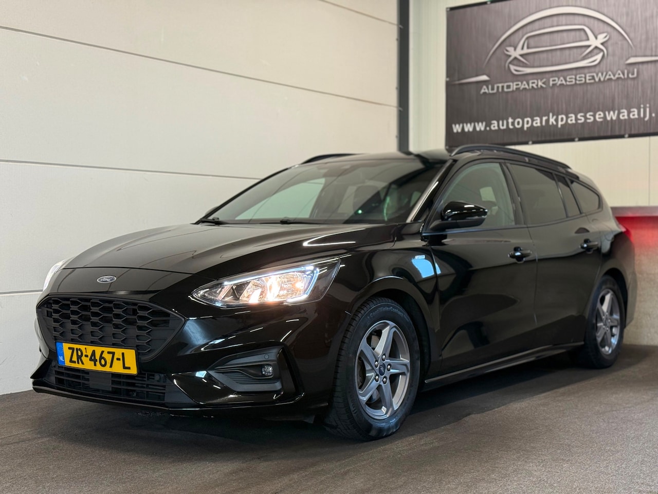Ford Focus Wagon - ST-Line 1.0 EcoBoost Cruise Control, Achteruitrijcamera, Stoelevrwarming, LED, Keyless, Ap - AutoWereld.nl