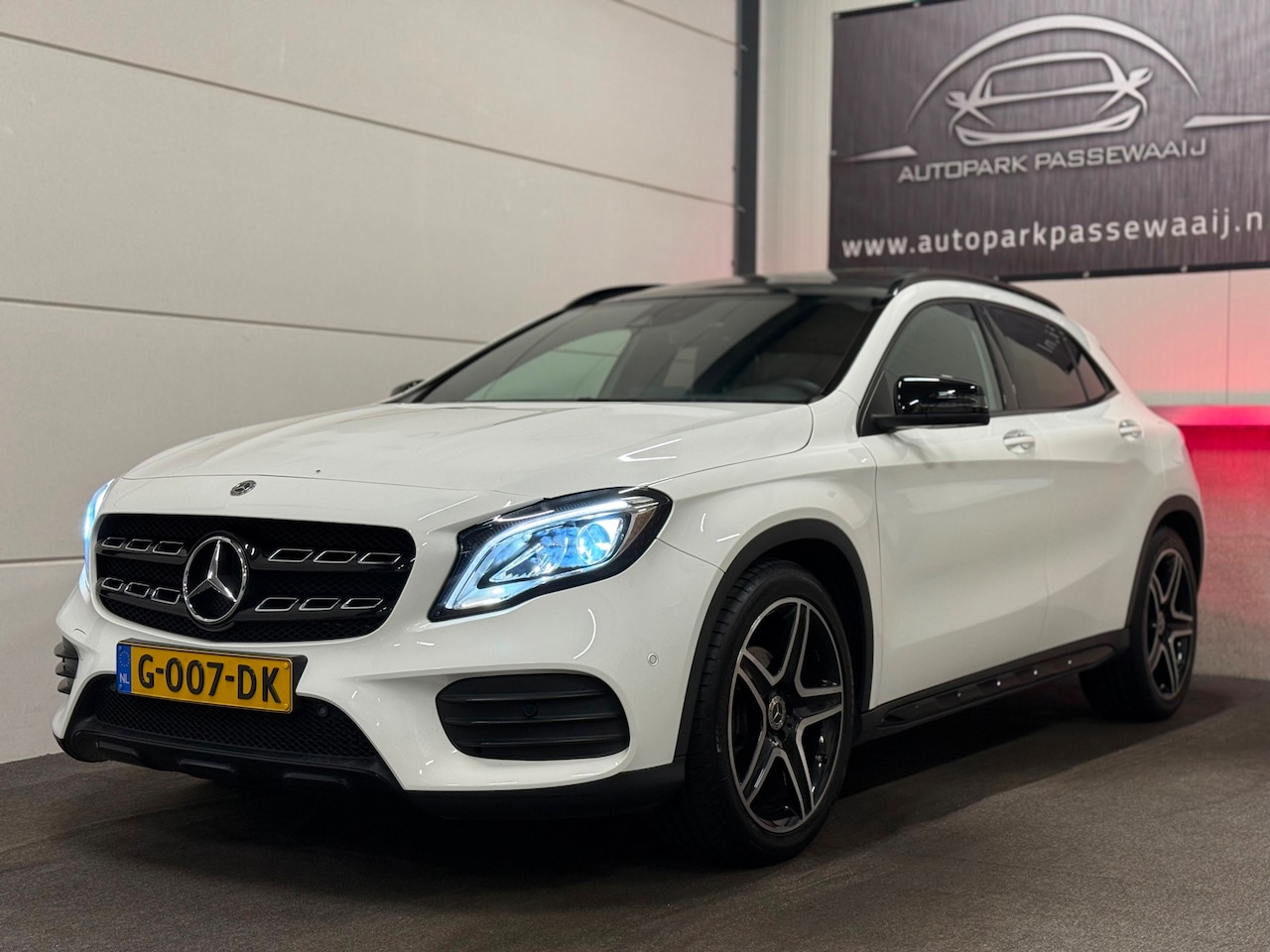 Mercedes-Benz GLA-Klasse - 180 AMG Pano, Cruise Control, Apple Carplay, Stoelverwarming, LED, Achteruitrijcamera, Key - AutoWereld.nl