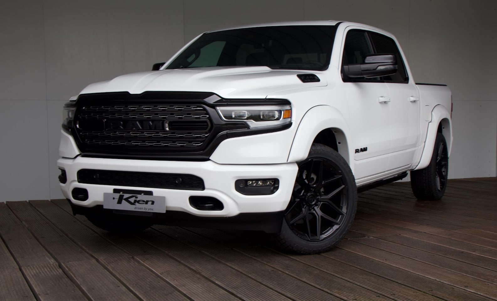 Dodge Ram 1500 - 5.7 V8 4x4 Crew Cab Limited Dominator | Luchtvering| Pano | Fenders | 360 Camera | - AutoWereld.nl