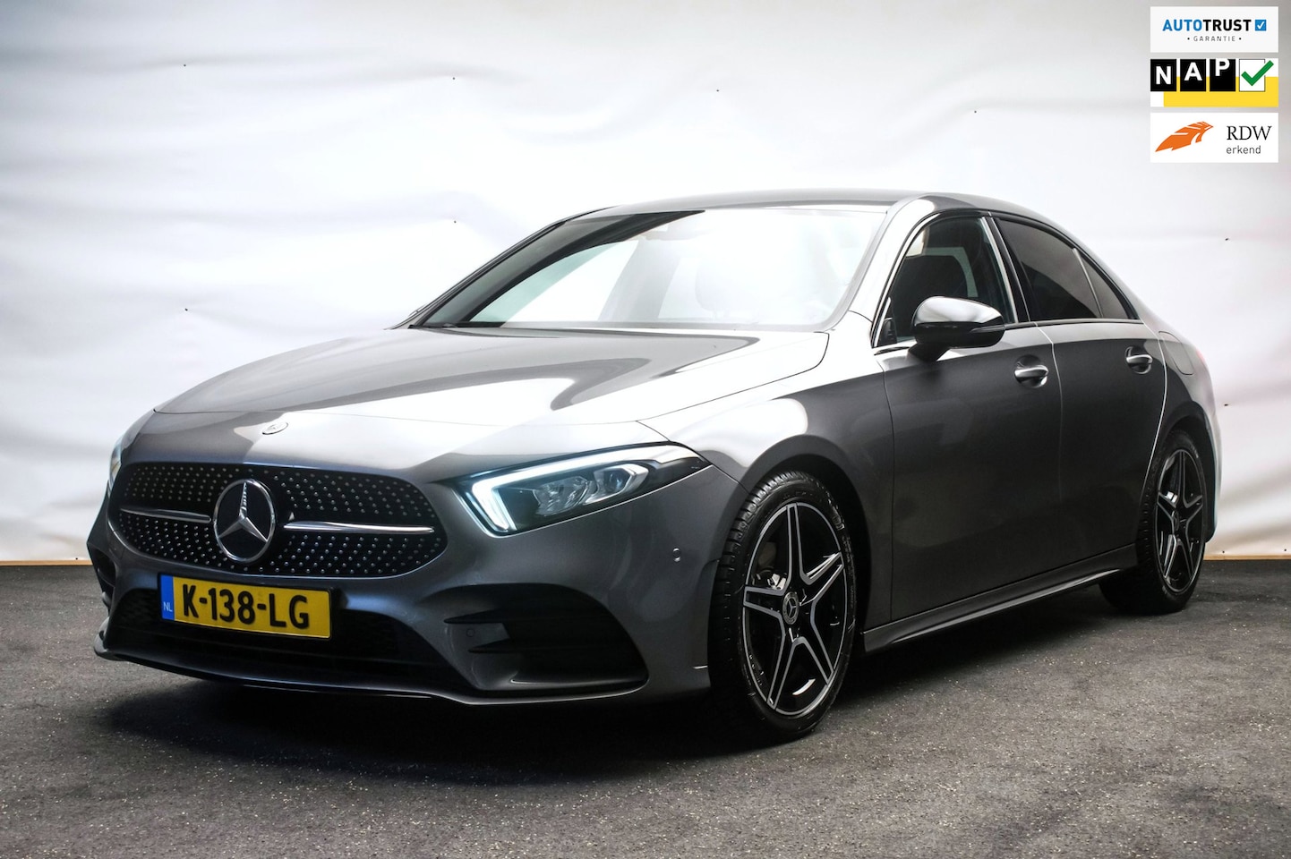 Mercedes-Benz A-klasse - 180 AMG Night Edition Automaat ORG NL [ Sfeerverlichting Elektrische Trekhaak Camera Stoel - AutoWereld.nl