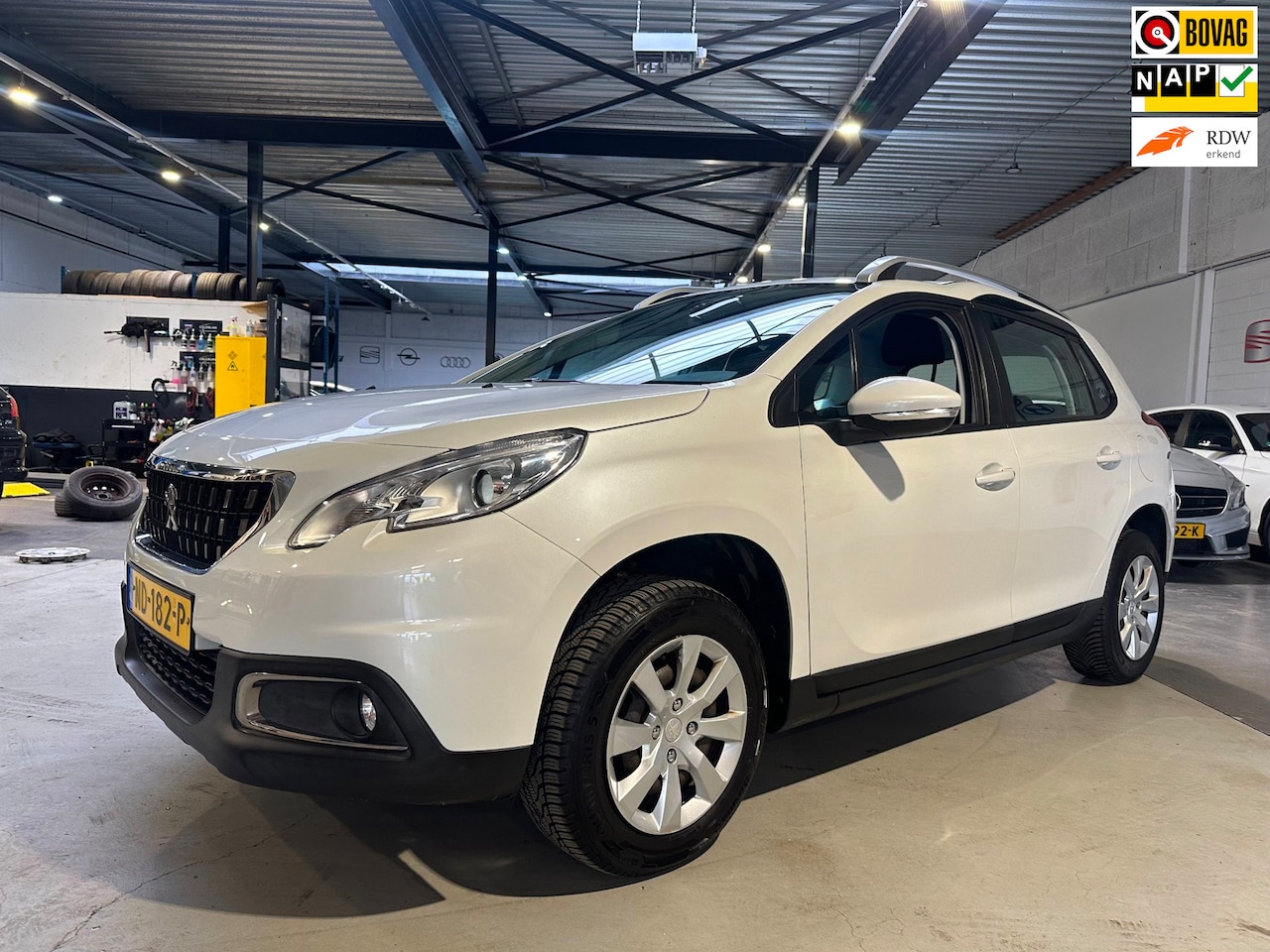 Peugeot 2008 - 1.2 PureTech Blue Lion/Carplay/Dealer onderhouden/Apk nw bij aflevering - AutoWereld.nl